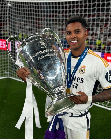 Rodrygo Goes - RG 💜⚡️🇧🇷 on Instagram: "15🏆🤍 TE QUIERO @realmadrid" Brazil Players, Liverpool Football Club Wallpapers, Biography Projects, Real Madrid Video, Real Madrid Champions League, Real Madrid Shirt, Real Madrid Team, Men's Soccer Teams, Soccer Event