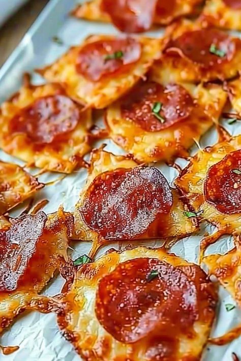 2 Ingredient Pizza Chips, Pizza Chips Recipe, Cheap Easy Appetizers, 2 Ingredient Pizza, Pepperoni Chips, Pizza Chips, Zucchini Bake, Low Calorie Vegetables, Pizza Snacks