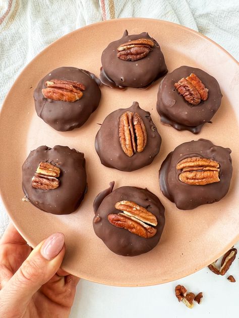 No-Bake Pecan Pie Bites Healthy Pecan Pie, Pecan Bites, Pecan Pie Bites, Pecan Pie Cookies, Pie Bites, Healthy Sweet Treats, Medjool Dates, Healthy Sweets Recipes, 4 Ingredient