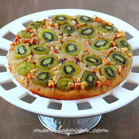 It's an ugly looking cake that looks like a pizza...but...don't be deceived by the looks it really is moist (all that Kiwi juiciness) and delicious! I dare you to try it and let me know!  - Kiwi and Walnut Upside Down Cake :) Walnut Upside Down Cake, Kiwi Recipes Dessert, Kiwi Cake, Cake Recipes Easy, Kiwi Recipes, Kiwi Berries, Fruitcake Recipes, Fruit Dishes, Kiwi Fruit