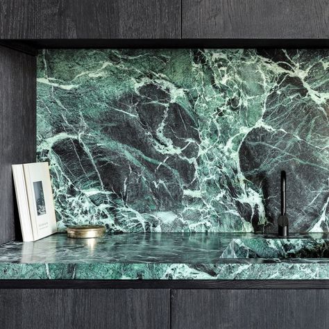 SVAREF High-end interior design inspiration reference image of a modern green marble kitchen Green Marble Kitchen, Easy Renovations, Marble Kitchen, Boutique Interior Design, Modern Kitchen Interiors, Best Kitchen Designs, Kitchen Counters, Boutique Interior, Holiday House