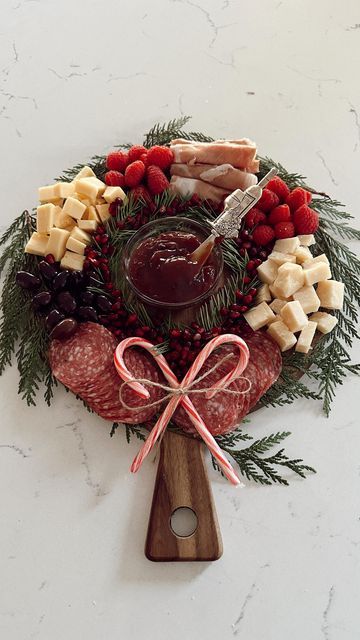 Christmas Themed Food Ideas, Holiday Charcuterie Board, Christmas Meat, Charcuterie Picnic, Christmas Cheese Boards, Holiday Charcuterie, Christmas Cheese, Christmas Ham, Christmas Eve Dinner