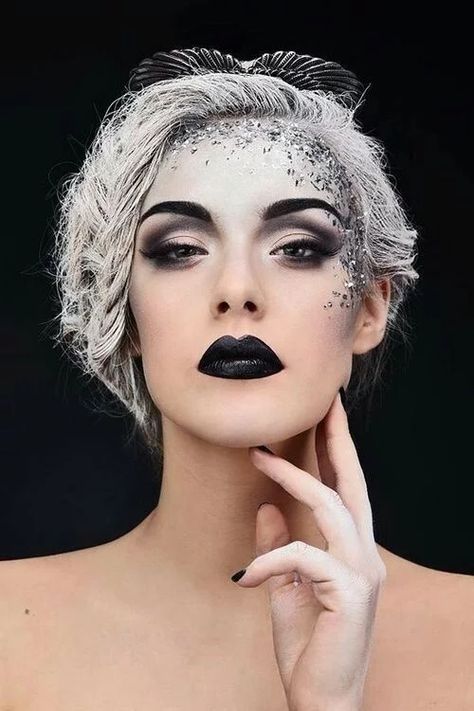 11 Stunningly Pretty Halloween Makeup Ideas - Wonder Forest Ice Queen Makeup, Ghost Makeup, Grey Eye Makeup, Fantasy Make-up, Sparkle Makeup, Black And White Makeup, Drag Make-up, Halloween Makeup Pretty, Witch Makeup