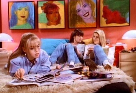 And making us jealous alongside Brenda was Kelly Taylor’s wall of self-love on Beverly Hills, 90210 (1990) | 18 Killer Bedrooms All '90s Teens Wish They'd Had Ab Photos, 90s Television, Brenda Walsh, Kelly Taylor, Zack Morris, 90s Tv Shows, 90s Teen, Wall Pics, Jennie Garth