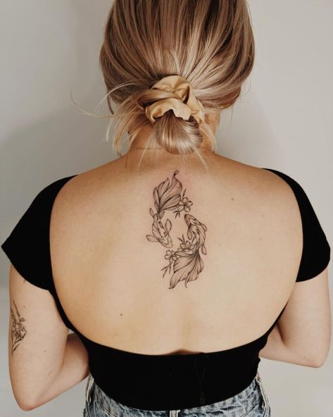 These Back Tattoos Are Trending In 2025 But Will Always Look Cool On You Middle Back Tattoo Women, Upper Back Tattoo Women, Middle Back Tattoo, Middle Of Back Tattoo, Upper Back Tattoo, Back Tattoo Designs, Cool Back Tattoos, Love Being Single, Upper Back Tattoos