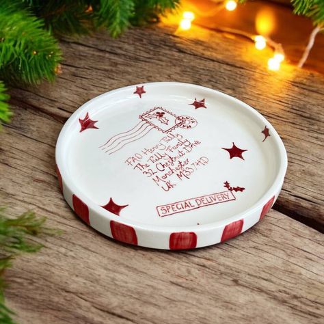 Baby First Christmas Plate, Ceramic Painting Ideas Plates Hand Drawn, Porcelain Plate Painting, Santa Plate Ideas, Christmas Plate Painting Ideas, Christmas Plates Diy, Diy Christmas Plate, Painting Plates, Family Written