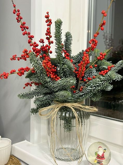 Christmas Arrangements Floral, Christmas Vase Decor, Make Christmas Tree, Christmas Foliage, Christmas Vases, Scandinavian Christmas Decorations, Christmas Bouquet, Wrapped Gifts, Winter Decorations Diy