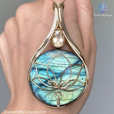 Copper Wire Crafts, Wire Wrap Jewelry Designs, Crystal Bead Jewelry, Wire Wrapping Diy, Wire Wrapped Jewelry Diy, Lotus Pendant, Wire Jewelry Tutorial, Wire Jewelry Designs, Lotus Design