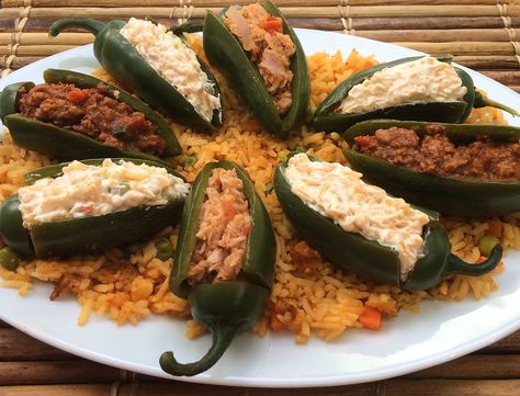 Chiles jalapeños rellenos -- Cómo preparar los chiles jalapeños para que piquen sólo lo suficiente para realzar el sabor del relleno, sea de queso, carne, ensalada u otra delicia. Chile Jalapeño, Latin Food, Spanish Food, Mexican Dishes, Stuffed Jalapeno Peppers, Spicy Recipes, Mexican Food Recipes, Food Lover, Chihuahua