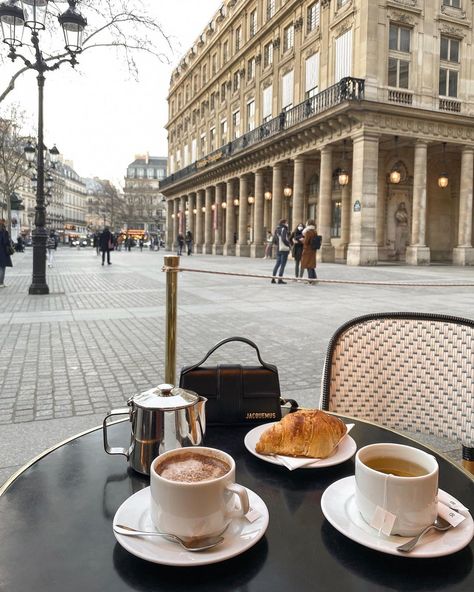 London Morning Aesthetic, Paris Cafe Aesthetic, Paris Spots, Paris Girl Aesthetic, Paris Coffee Shop, French Coffee Shop, Aesthetic Coffee Shop, Modern Coffee Shop, Cafe Paris