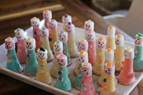 Bakers Man Ideas For School, Bakerman Ideas For School, Baker Baker Ideas For Kids School, Bakersman Ideas, Kosblik Idees, School Baking, Kids Party Treats, Baking With Toddlers, Biscuit Decoration