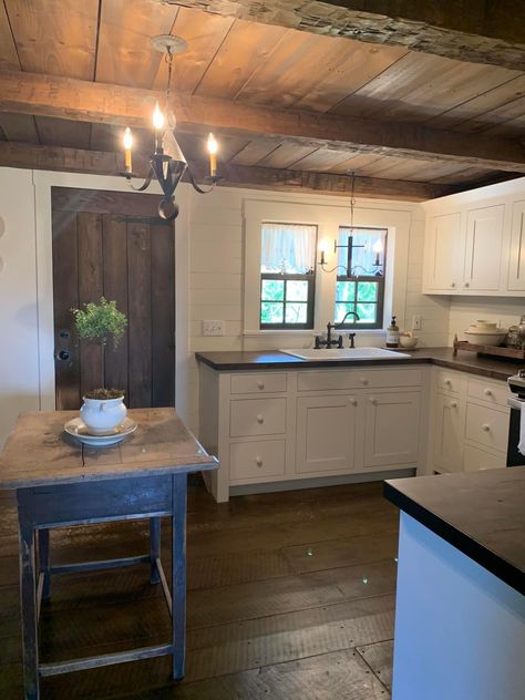 Colonial Kitchens, 1800s Home, Colonial House Exteriors, Colonial Kitchen, Rustic Kitchen Design, Primitive Kitchen, Hygge Home, Old Farm Houses, Kitchen Dinning