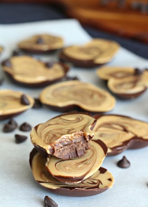 Chocolate Cashew Butter Candy Cups {Paleo & Vegan} Paleo Kids Recipes, Chocolate Cashew Butter, Paleo Desert, Apple Chips Recipe, Chocolate Cashew, Vegan Candy, Butter Candy, Candy Cups, Healthier Treats