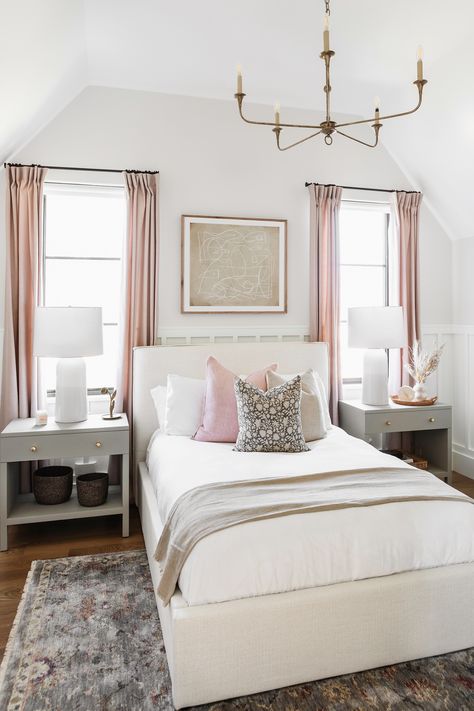 A modern elegant girl's bedroom Farmhouse Pink Bedroom, Romantic Bedroom Interior, Bedroom Ideas Women, Husband And Wife Bedroom, White Tufted Bed, Farmhouse Pink, Women In Their 20s, Bedroom Decor For Women, Interior Luxury