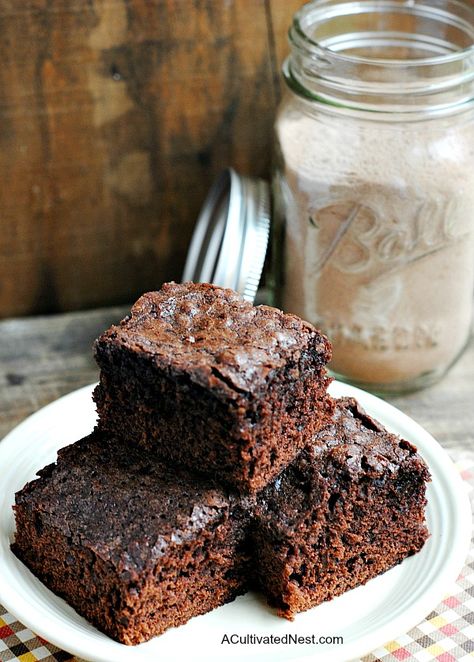 Thick chewy brownies made from scratch! Ridiculously easy brownie mix that so much better than boxed and would make a great gift! Brownie Homemade, Homemade Brownie Mix, Homemade Brownies Easy, Homemade Brownie, Easy Brownie, Brownies Recipe Homemade, Chewy Brownies, Homemade Brownies, Oreo Dessert