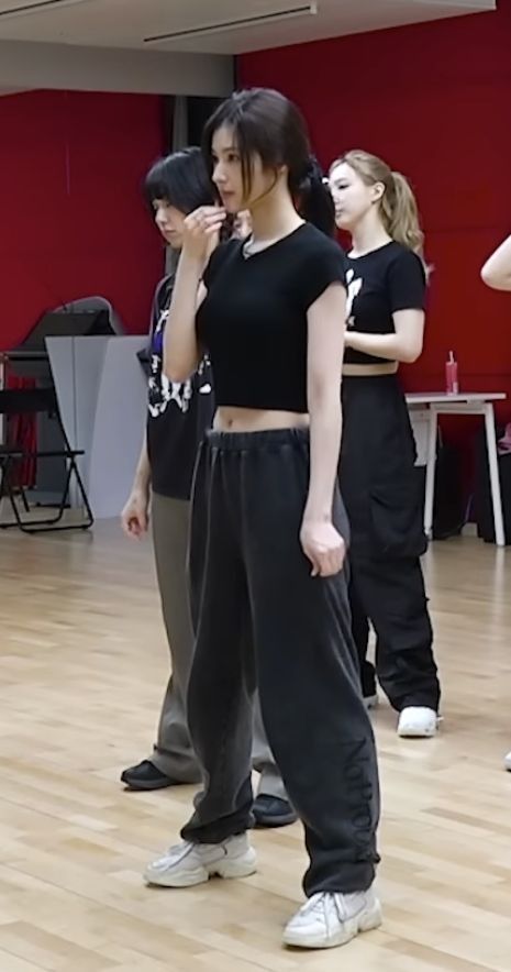 Kpop Sweatpants Outfit, K Pop Audition Outfit, Audition Outfit Kpop, K Pop Dance Outfits, Kpop Training Outfit, Kpop Trainee Outfit, Twice Dance Practice Outfits, Kpop Dance Outfits Practice, Idol Dance Practice Outfits