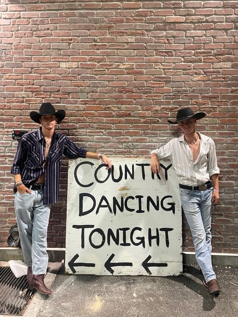 Country Dancing, Country Playlist, Country Backgrounds, Cowboy Aesthetic, Western Life, Country Dance, Cowgirl Aesthetic, Winter Inspo, I Wish I Was