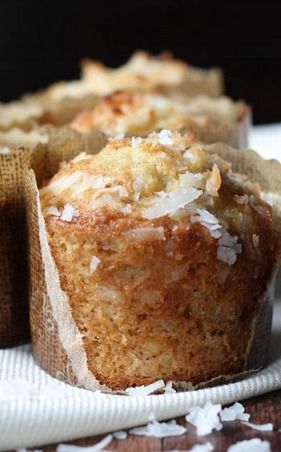 Banana Coconut Muffins, Granola Coconut, Coconut Crunch, Banana Bread Muffin Recipe, Coconut Muffins, Banana Nut Muffins, Muffin Tin Recipes, Muffin Man, Baking Muffins