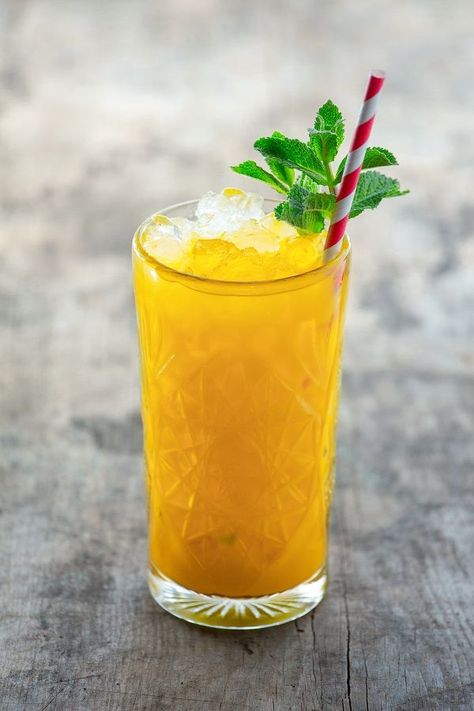 Mango Lemonade, Mango Drinks, Perfect Summer Drink, Homemade Cocktails, Mango Puree, Summer Drink, How To Squeeze Lemons, Refreshing Drinks, Non Alcoholic