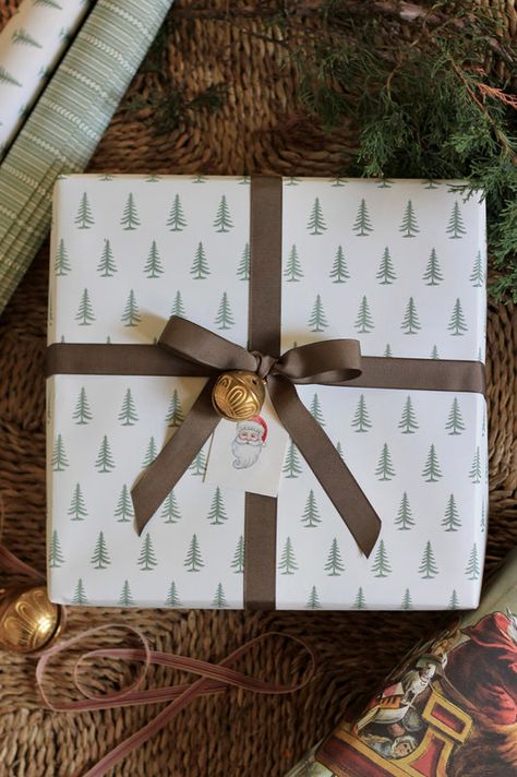 Pretty Christmas Wrapping Paper, Christmas Wrapping Paper Ideas, Tree Hunt, Christmas Tree Wrapping Paper, Candle Ribbon, Pinterest Room, Makeup Images, Gift Wrapping Inspiration, Santa And His Reindeer