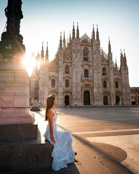 Milan Cathedral Photo Ideas, Duomo Photoshoot, Duomo Photo Ideas, Milan Photoshoot Ideas, Duomo Di Milano Photo Ideas, Milan Instagram Pictures, Milano Photo Ideas, Milan Photo Ideas, Milan Photoshoot