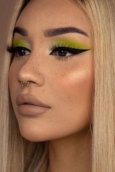 Bold Cat Eye, Green Shadow, Iconic Beauty, Makeup Books, Bold Eyes, Photoshoot Makeup, Green Makeup, Basic Makeup, Green Eyeshadow