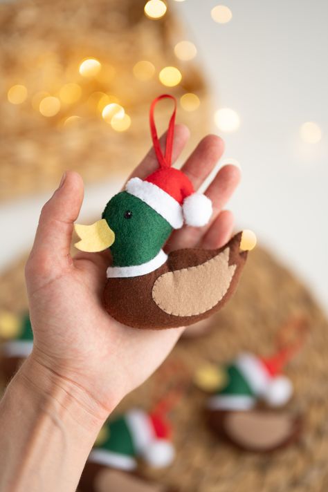 Felt Duck Ornament, Hunting Christmas Tree, Felt Duck, Duck Christmas, Duck Crafts, Diy Felt Christmas Ornaments, Craft Christmas Gifts, Duck Ornaments, Christmas Duck