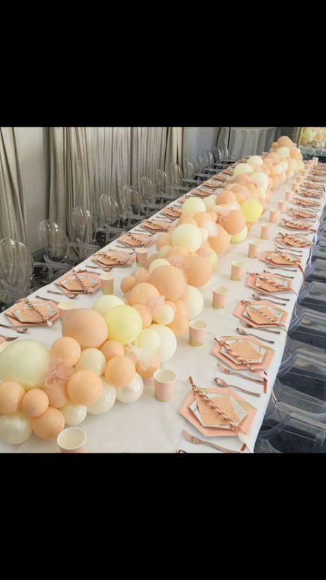 Deco table Balloon Table Runner, Balloon Table Decorations, Runner Inspiration, Deco Ballon, Table Garland, Dinner Party Decorations, Wedding Balloon Decorations, Wedding Party Table, Birthday Balloon Decorations