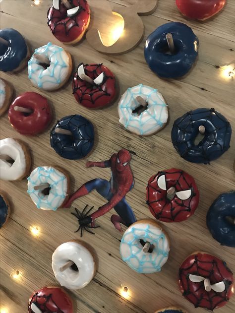 Spiderman Brownies, Superhero Desserts, Donut Cake Birthday, Donut Inspiration, Disney Movie Night Food, Birthday Spiderman, Fancy Donuts, Donut Tower, Movie Night Food