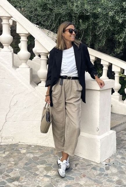 Come abbinare i pantaloni beige in primavera: idee di look – Con cosa lo metto? Brown Linen Jacket Outfit Women, Womens Khaki Pants Outfit, Khaki Pants Outfit Women Work, Carrot Pants Outfit, Looks Adidas, Adidas Samba Outfit, Look Boho Chic, Outfit Primavera, Mode Casual