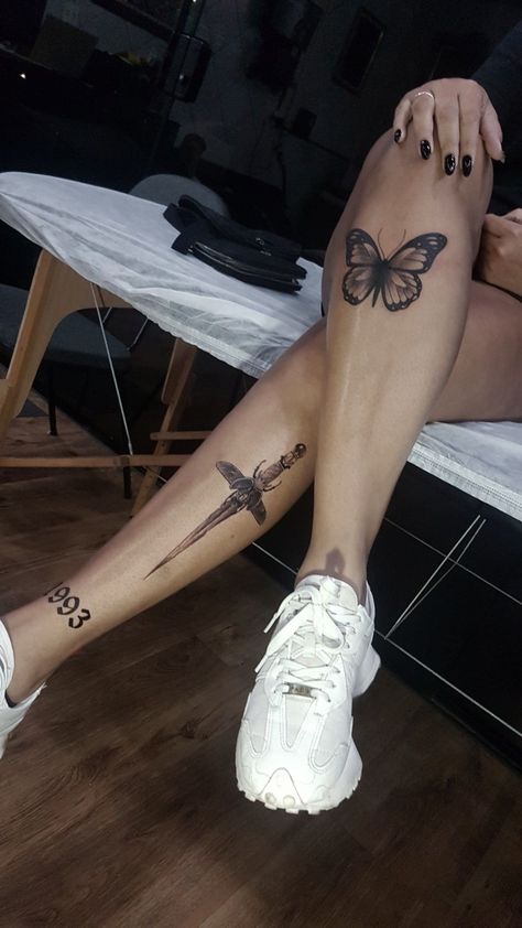 Butterfly Knee Tattoo, Tattoos Inspos, Watercolor Tattoo Ideas, Abstract Tattoo Ideas, Shin Tattoo, Abstract Tattoos, Minimal Tattoo Design, Car Tattoos, Leg Sleeve Tattoo