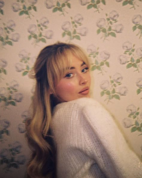 sabrina carpenter Sabrina Carpenter Style, Girl Crushes, Fav Celebs, Blonde Highlights, Sabrina Carpenter, New Hair, Hair Inspo, Music Artists, بلاك بينك