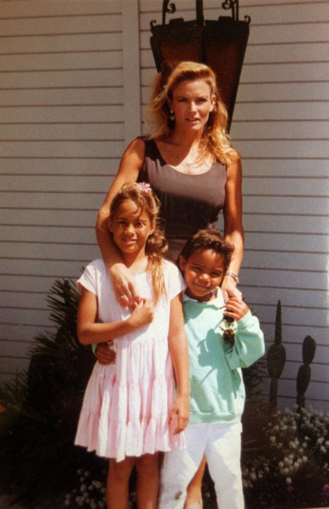 Nicole Brown Simpson with daughter Sydney and son Justin outside her parents' home. Famous Murders, Battered Woman, Nicole Brown, Oj Simpson, Black Magazine, I Love You God, Armed Robbery, Celebrity Kids, Black Flag