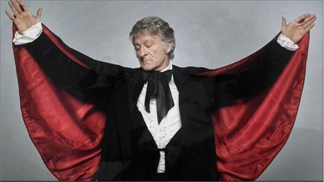 (via The Mary Sue, image via BBC) Third Doctor, Matt Smith Doctor, 3rd Doctor, Doctor Who Costumes, Jon Pertwee, Classic Doctor Who, Twelfth Doctor, Time Lord, Doctor Costume