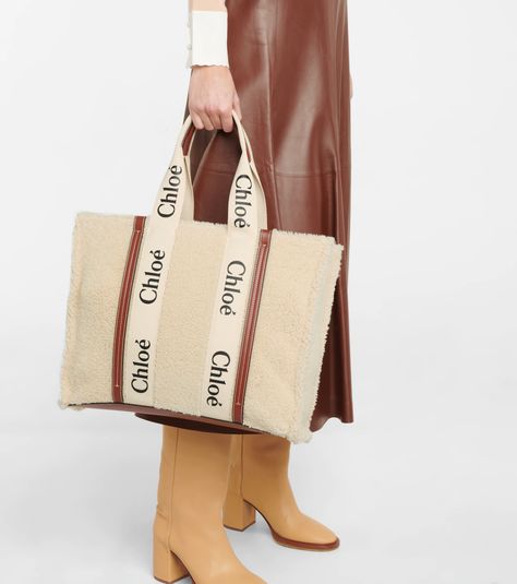 Woody Large shearling and leather tote Chloe Marcie Medium, Color Block Tote, Chloe Brown, Chloe Bags, Leather Tote Bag Women, Chloe Handbags, Leather Bucket Bag, Leather Bucket, Medium Tote