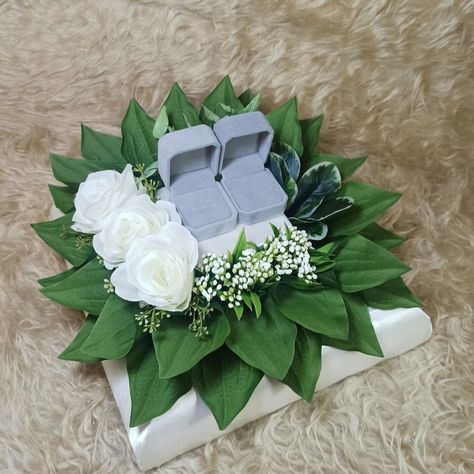 Dulang Hantaran Ideas, Small Wedding Bouquets, Bridal Bouquet Blue, Wedding Gift Pack, Creative Wedding Gifts, Creative Money Gifts, Hand Lettering Tutorial, Plate Decor, Green Theme