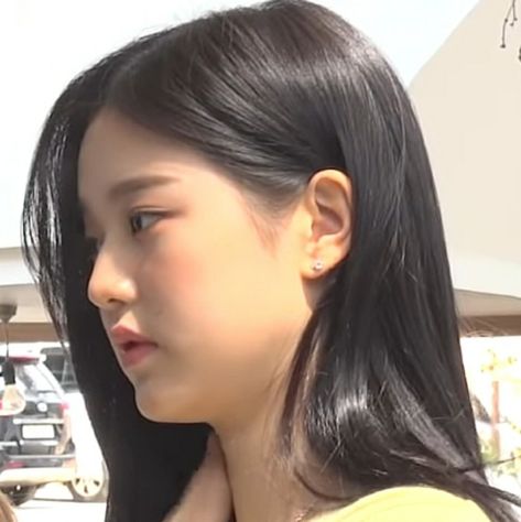 Izone Wonyoung, Roll Hairstyle, Side Profile, Without Makeup, Iz One, Wavy Hair, My Girl, Actresses, Actors