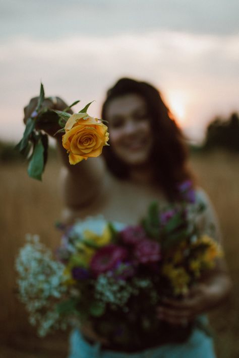 Plus Size Flower Top Photoshoot, Flower Top Session, Plus Size Flower Photoshoot, Flowertop Photoshoot Ideas, Floral Top Photoshoot, Flower Pants Photoshoot, Self Love Photoshoot Ideas Outdoor, Bouquet Of Flowers Photoshoot, Flower Bra Photoshoot