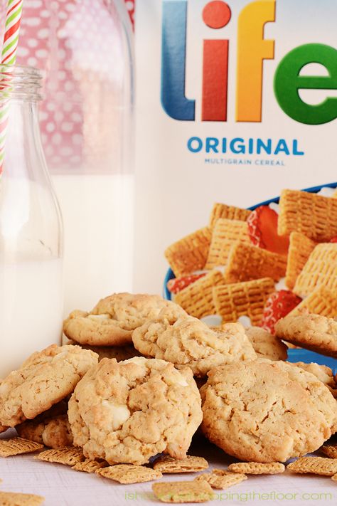 Life Cereal Cookies: a fun spin on a classic cookie. The cereal adds an AMAZING texture! Life Cereal Bars, Recipes With Life Cereal, Life Cereal Recipes Snacks, Life Cereal Recipes, Cereal Recipes Desserts, Cereal Recipes Snacks, Life Cereal, Mopping The Floor, Craving Sweets