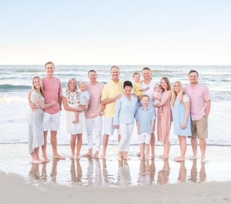 Family Beach Pictures Outfits, Large Family Pictures, Beach Picture Outfits, Spring Family Pictures, Big Family Photos, Family Beach Pictures, Family Photo Pose, Beach Family Photos, Kitty Hawk