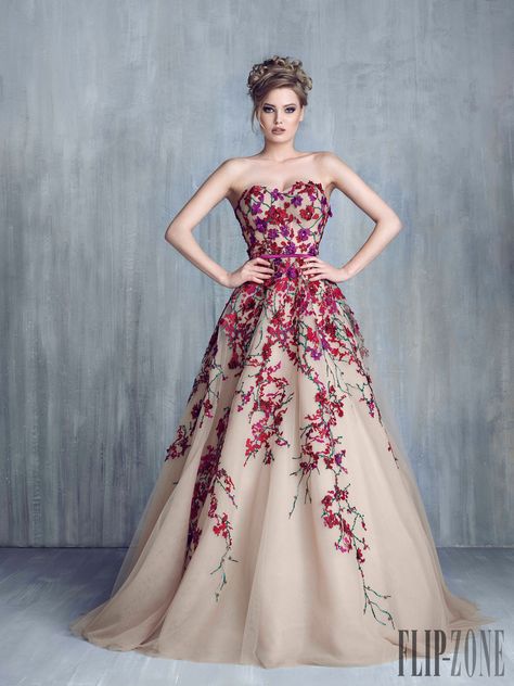 Tony Chaaya Spring-summer 2016 - Couture - http://www.flip-zone.com/Tony-Chaaya-6127 Baju Kahwin, Fest Outfits, Gaun Fashion, Dress 2016, فستان سهرة, Gorgeous Gowns, Beautiful Gowns, Fancy Dresses, Prom Dresses Long