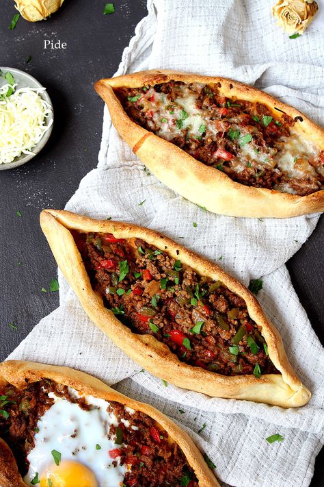 Pide Recipe, Beef Pizza, Turkish Pizza, Menue Design, Middle Eastern Recipes, Turkish Recipes, Meat Dishes, Ground Beef Recipes, Mediterranean Recipes