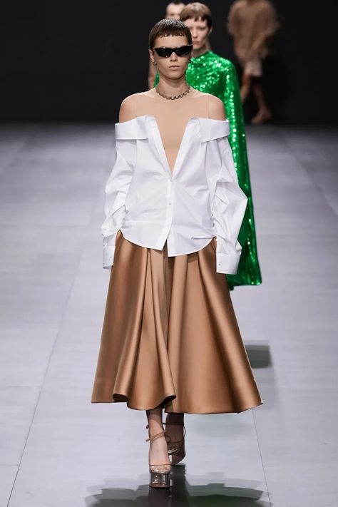 Valentino Spring Summer 2023, Valentino Spring 2023, Valentino Fashion Show, Fashion Course, 2023 Schedule, Valentino Shirt, Airport Runway, Spring 2023 Ready To Wear, 2023 Ready To Wear Collection