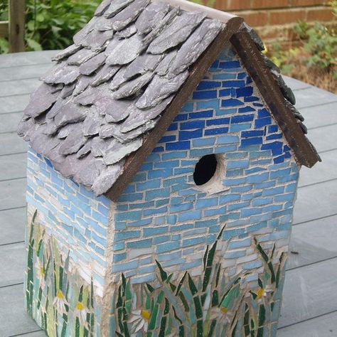 Mosaic Bird House - how beautiful! Girl Hobbies, House Mosaic, Garden Birdhouses, Bird House Feeder, Mosaic Flower Pots, Mosaic Garden Art, Rose Bushes, Mosaic Birds, Mosaic Stained