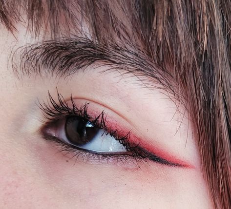 Red And Black Aesthetic Makeup, Black Red And White Makeup, Red Smokey Eyeliner, Black And White Outfit Makeup, Graphic Eyeliner Red And Black, Red Black White Makeup, Eyeliner With Red Eyeshadow, Red Eyeliner Hooded Eyes, Maroon Eyeliner Looks