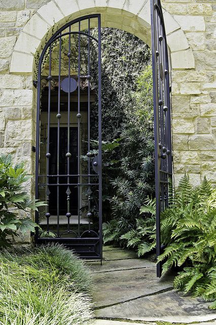 Porch Gate, Arch Gate, Wrought Iron Front Door, Front Yard Ideas, Old Gates, Iron Front Door, Entry Gate, Iron Door Design, Front Gate Design