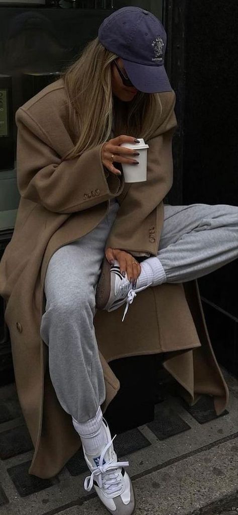 Street Sporty Style, Copenhagen Street Style Autumn, Aw 2023 Street Style, Street Wear 2023 Woman, Casual Autumn Outfits 2023 Women, Fall Streetwear 2023, Fall Outfits Women Casual Street Styles 2023, Fall 2023 Streetwear, Aw23 Street Style