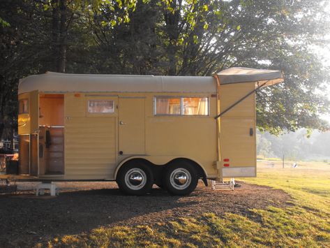 People are turning old horse trailers into campers and they're seriously cool Converted Horse Trailer, Vans Vintage, Cargo Trailer Conversion, Cargo Trailer Camper, Interior Vintage, Casa Vintage, Trailer Home, Trailer Remodel, Horse Trailers