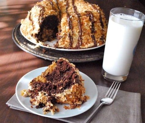 Samoa Bundt Cake, Bundt Cake Chocolate, Brown Sugar Cake, Fudge Caramel, The Best Cake Recipes, Brown Sugar Cakes, Cake Form, Best Cake, Best Cake Recipes