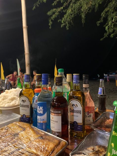 Drinking Alcohol With Friends Prank, Inuman Na Alak With Friends Prank, Bar Drinks Aesthetic, Beach Drinks Alcohol, Drinks Aesthetic Alcoholic, Gsm Blue Mojito, Drinking Alcohol Aesthetic, Alcoholic Drinks Aesthetic, Prank Photos